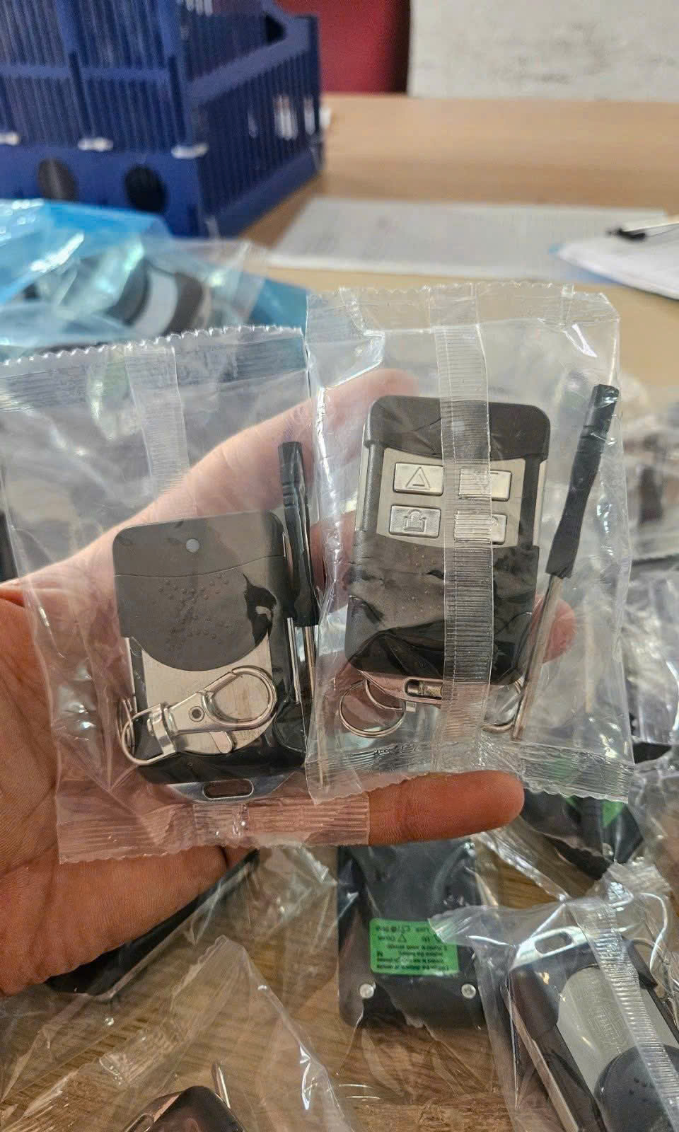 LÀM KHÓA CỬA CUỐN - REMOTE CỬA CUỐN