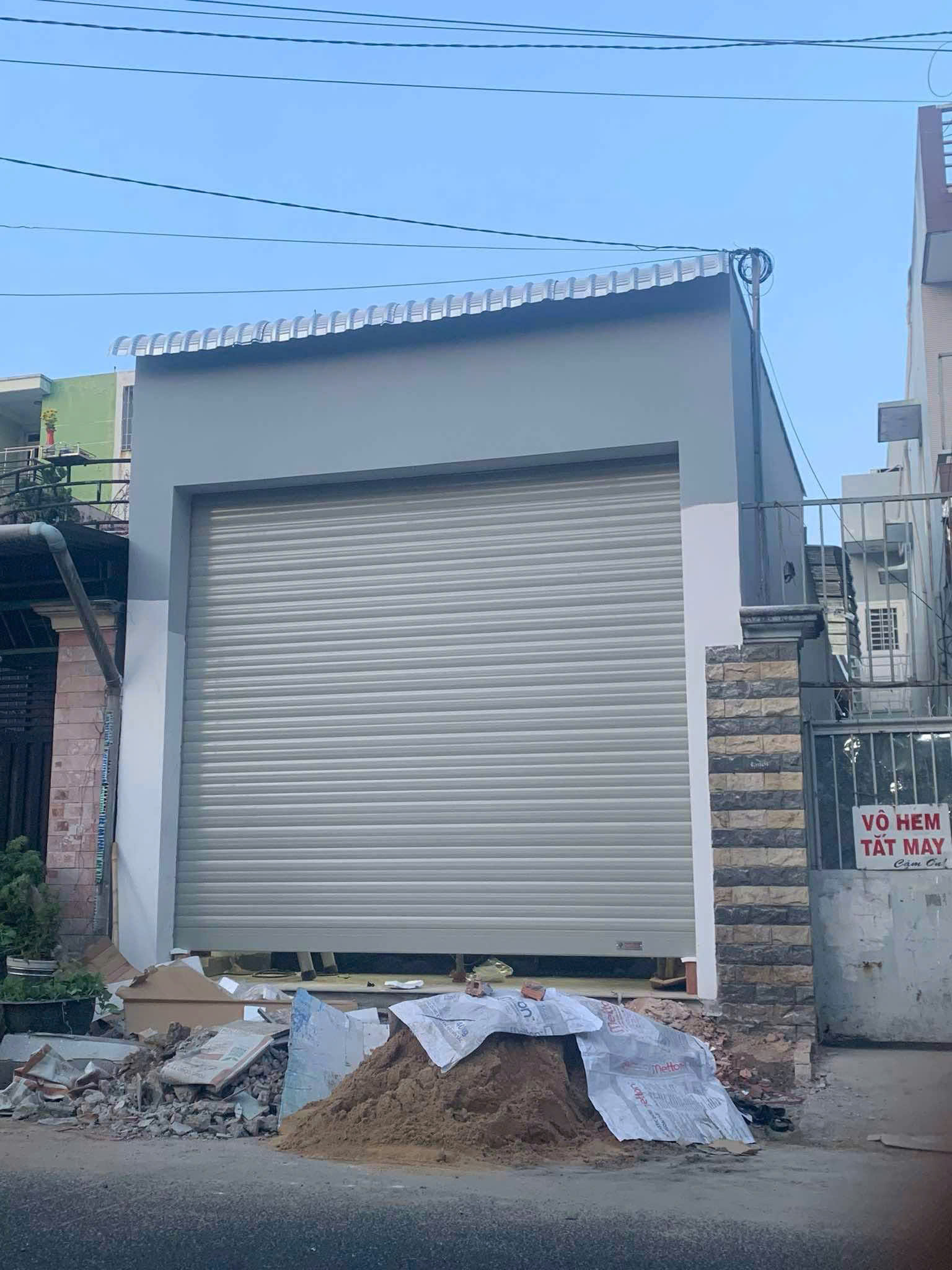 Thay lá cửa cuốn giá rẻ Bế Văn Cấm – Giải pháp tiết kiệm, bền lâu cho cửa nhà bạn