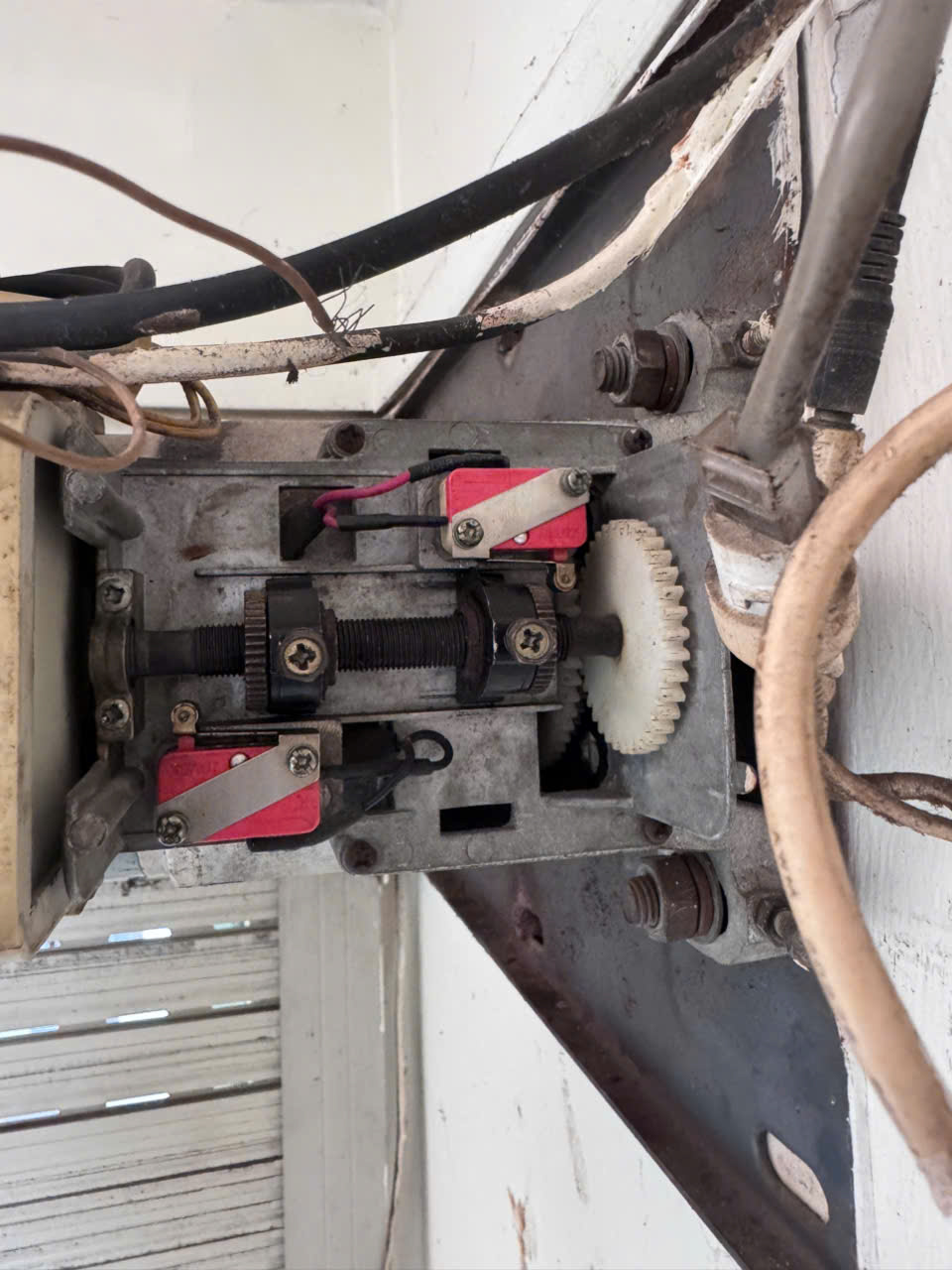 Thay Motor Cửa Cuốn Giá Rẻ Phan Huy Thực Nhanh Uy Tín 24/24