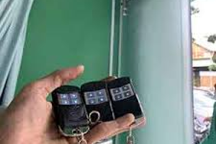 Làm khóa cửa cuốn