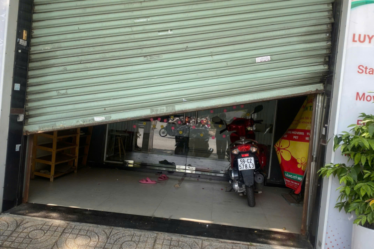 ĐỨT LÁ ĐẦU TRỤC - SẬP CỬA CUỐN DO VƯỚNG VẬT CẢN